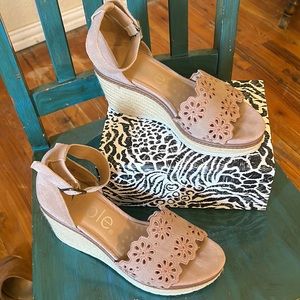 Womens Size 9M Blush and Cream Wedge Sandals